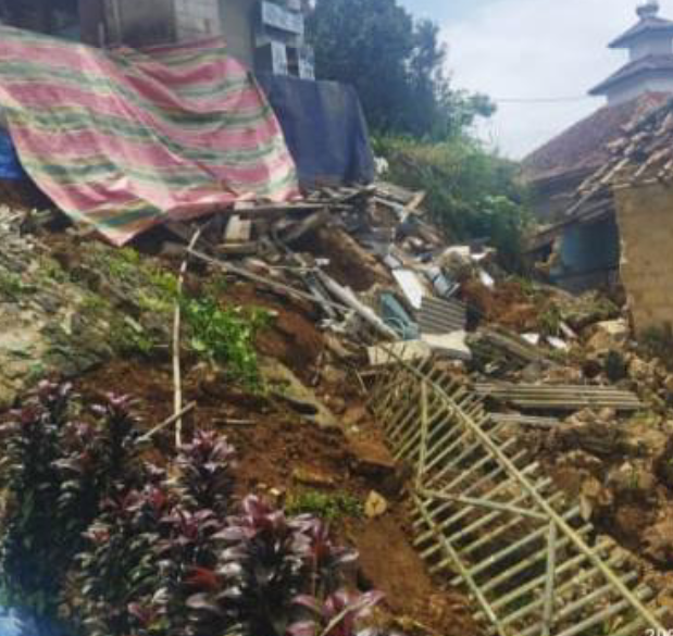 Akibat Curah Hujan yang Tinggi Menyebabkan Tanah Longsor di Perbatasan Desa Cibening dan Desa Gunung Bunder 1