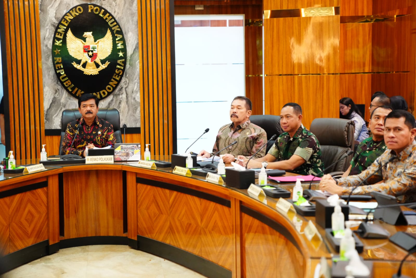 Berita Foto : Panglima TNI Hadiri Rapat Koordinasi Tingkat Menteri Bahas Situasi Pasca Pemilu