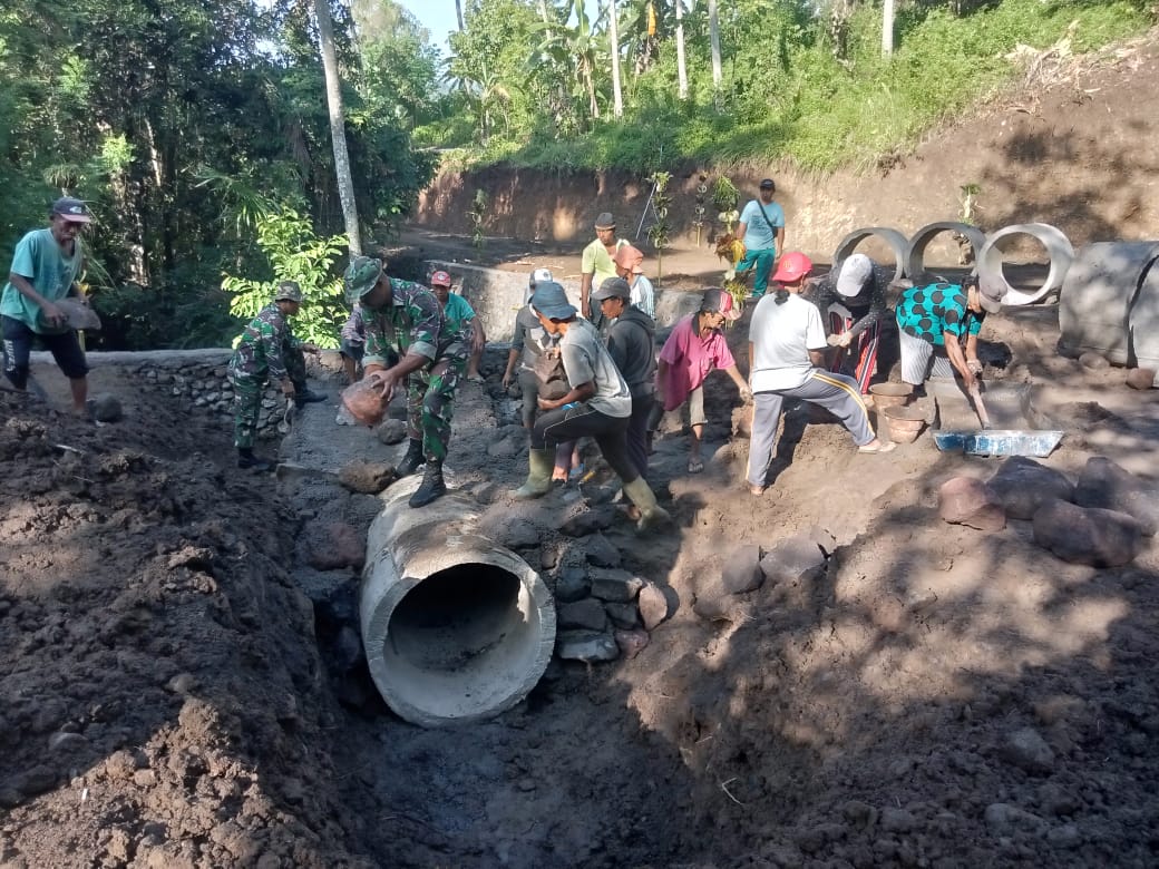 Tiap Hari Satgas TMMD Dibantu Warga Bergelut Dengan Material Dan Suara Mesin Molen Agar Program TMMD Selesai Tepat Waktu
