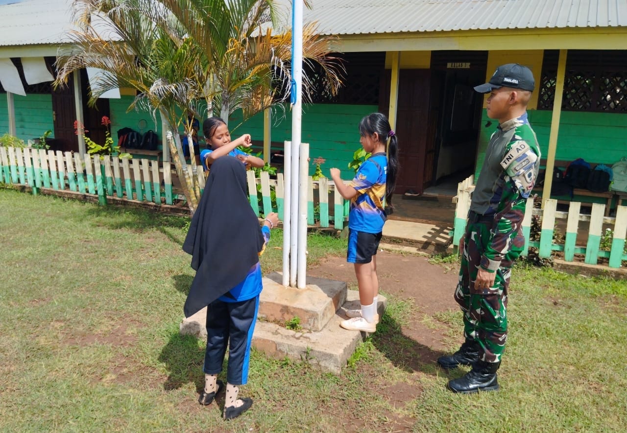 Satgas 726 Tamalatea Latih Cara Mengibarkan Bendera Guna Tanamkan Jiwa Nasionalisme Generasi Muda di Perbatasan