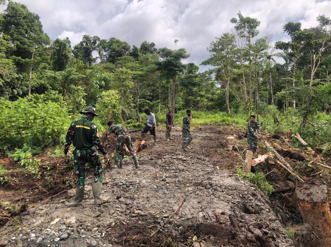Satgas TMMD Ke-119 Kodim 1715/Yahukimo Bangun Jembatan di Jalan Seradala-Kuaserama Bersama Masyarakat Setempat
