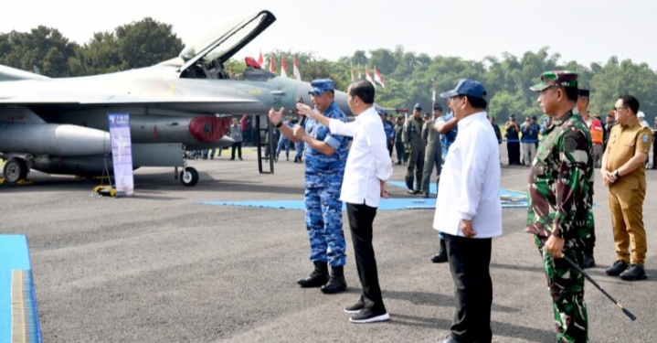 Presiden Jokowi Tinjau Kesiapan Alutsista di Pangkalan TNI AU Iswahjudi
