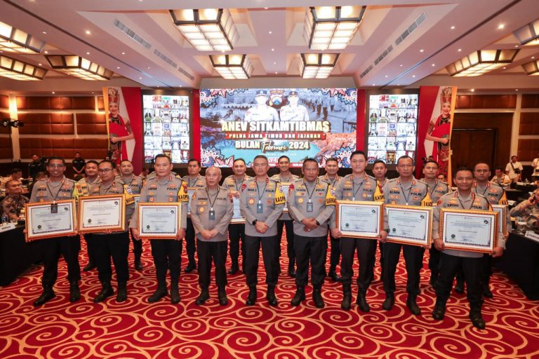 Kapolres Bojonegoro Menerima Penghargaan Predikat Penilaian Kepatuhan Dengan Penyelenggara Publik Nilai 83,70, Dari Ombudsman RI Kapolres Bojonegoro Menerima Penghargaan Predikat Penilaian Kepatuhan Dengan Penyelenggara Publik Nilai 83,70, Dari Ombudsman RI