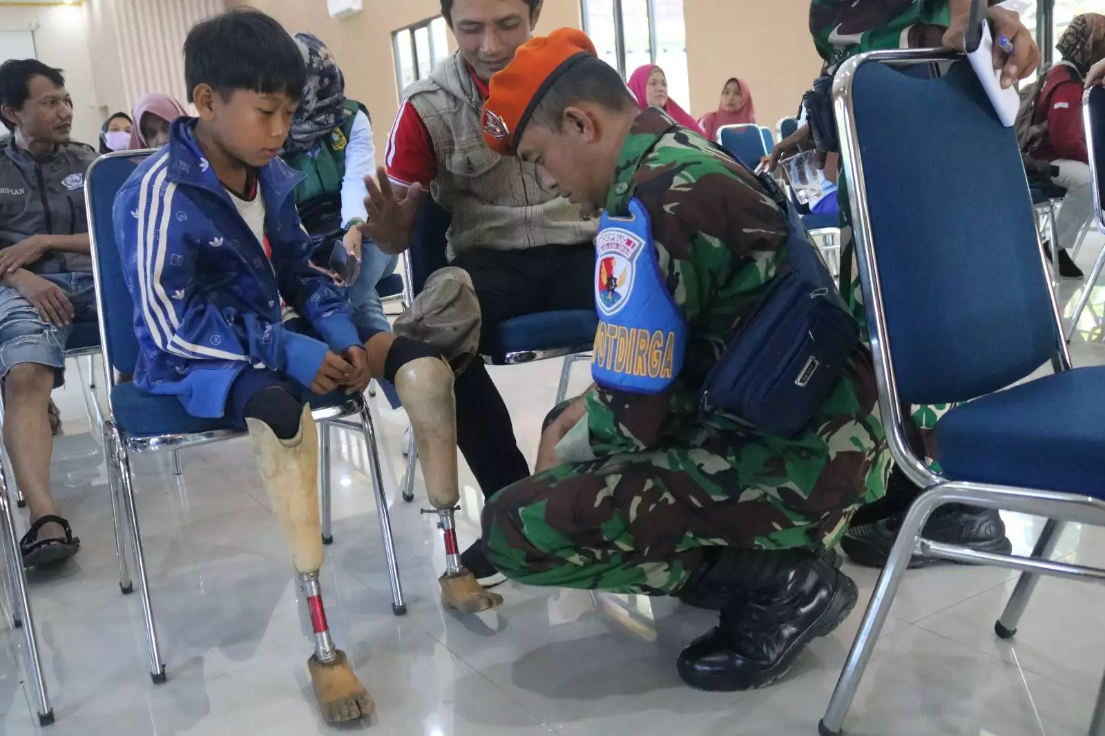 Camat Leuwiliang dan Kepala Desa Purasari Mengapresiasi Bantuan Kaki Palsu untuk Warganya