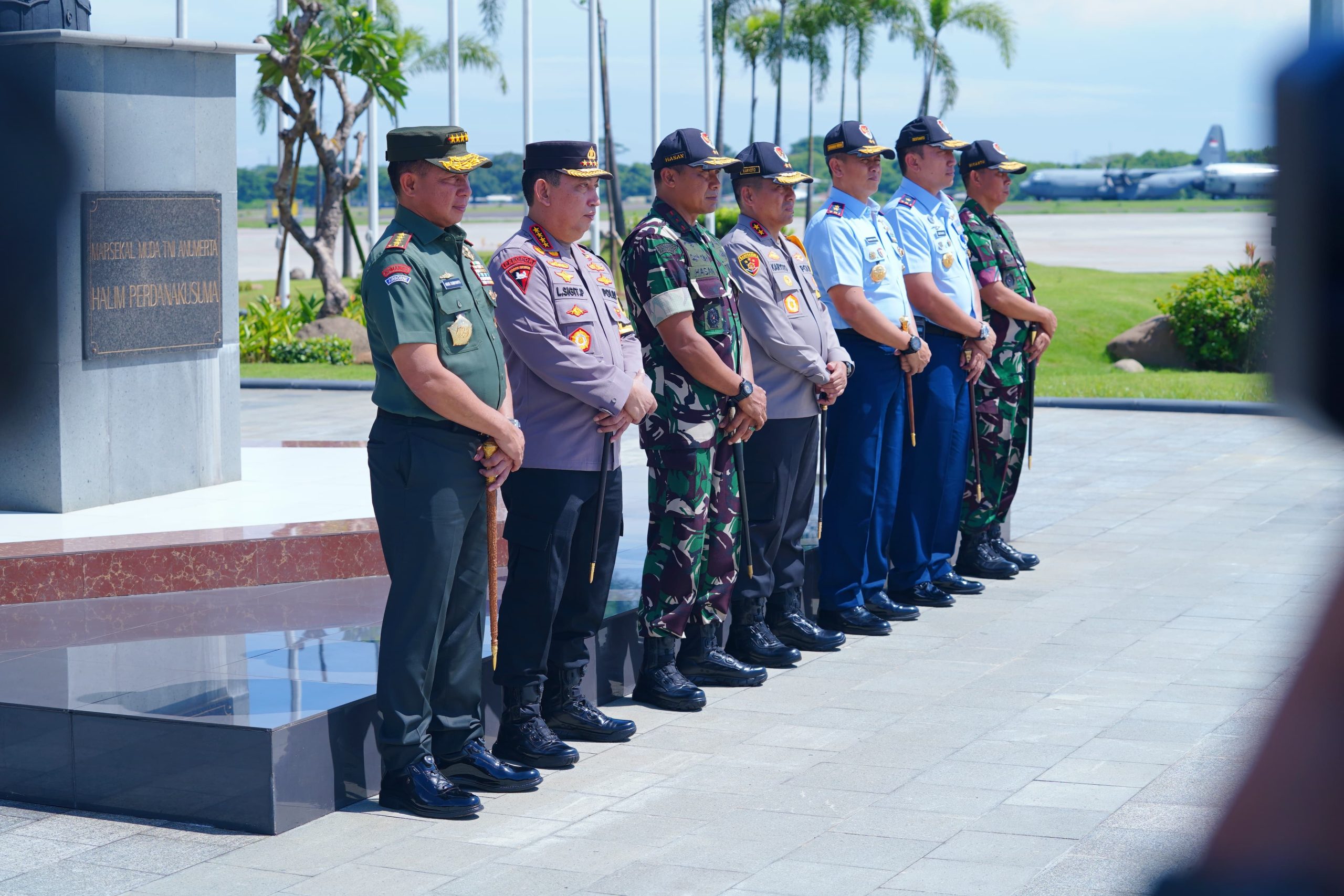 Berita Foto: Panglima TNI Lepas Keberangkatan Presiden RI ke Australia Dalam Rangka KTT Asean- Australia