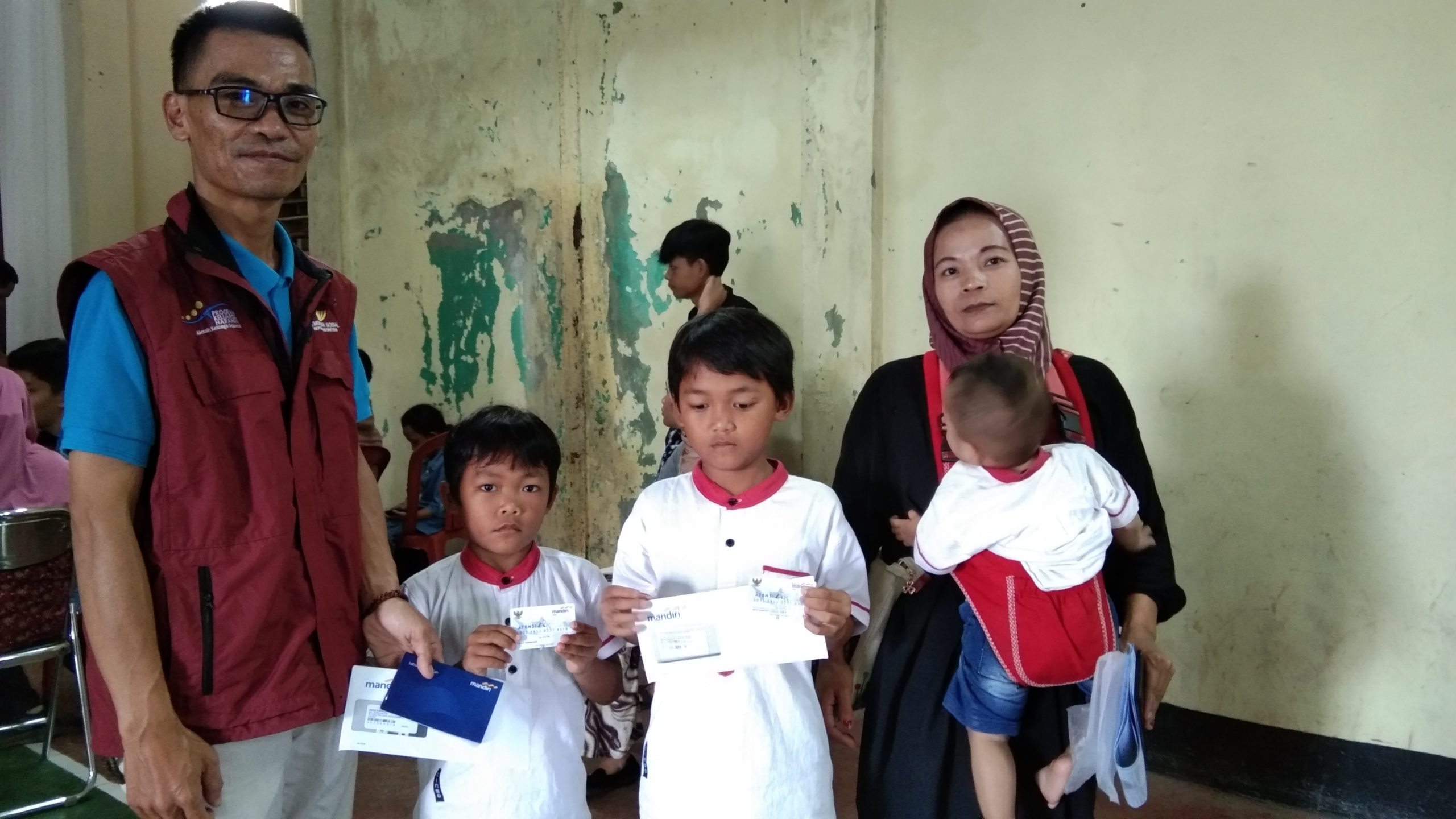 Anak Yatim Di Kadudampit Dapat Bantuan 800 Ribu Dari Kemensos RI, Warga "Ini Sangat Membantu Kami"