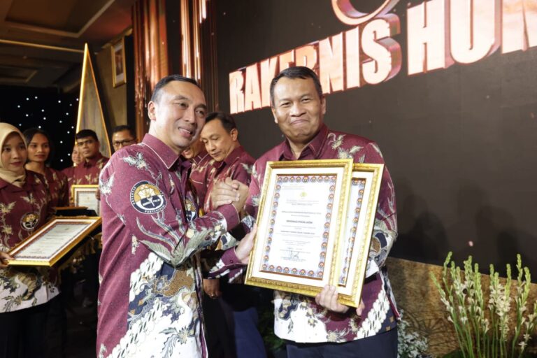 Polri Menggelar Rakernis, Kabidhumas Polda Jatim Mendapatkan 2 Piagam Penghargaan Sekaligus