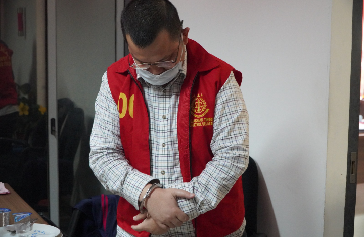 Tim Penyidik Bidang Tipisus Kejati Sumatera Selatan melakukan Tahap II Terhadap Tersangka HZ Tim Penyidik Bidang Tipisus Kejati Sumatera Selatan melakukan Tahap II Terhadap Tersangka HZ