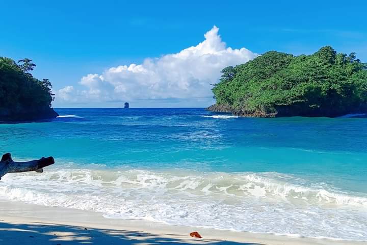 Menikmati Keindahan Alam di Pantai Tanjung Penyu Mas, Malang, Jawa Timur