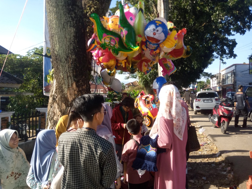 Momen Shalat Idul Fitri di Alun-Alun Leuwiliang Menjadi Berkah tersendiri bagi Penjual Balon Udara