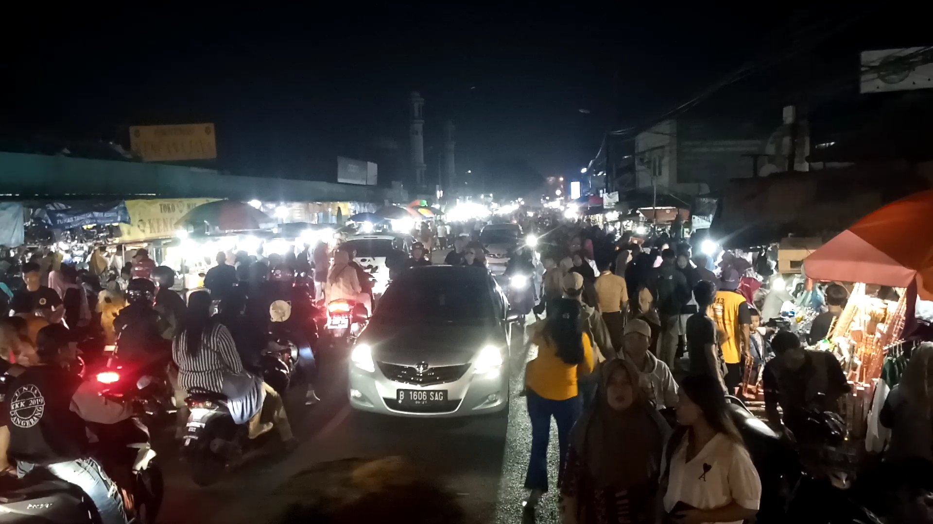 Pedagang Dadakan di sekitar Pasar Leuwiliang Rejekinya Berlipat di Malam Takbir