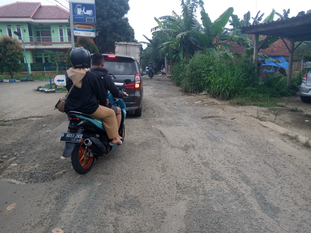 Warga dan Pengendara Keluhkan Jalan Rusak di Rute Ciampea - Galuga