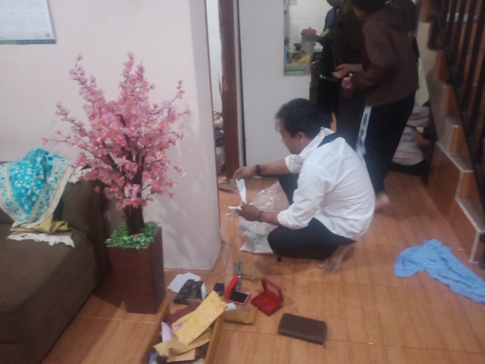 Kapolsek Ciomas Bersama Team Identifikasi Laksanakan Olah TKP Terjadinya Tindak Pidana Pencurian Kapolsek Ciomas Bersama Team Identifikasi Laksanakan Olah TKP Terjadinya Tindak Pidana Pencurian