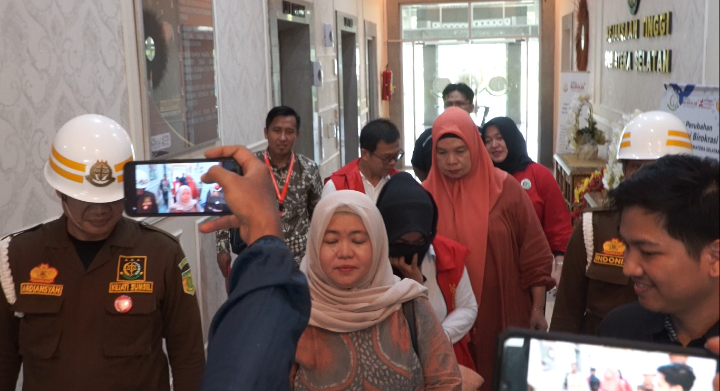 Penyerahan Tersangka dan Barbuk 2 Orang Tersangka dalam Perkara Dugaan Tipikor