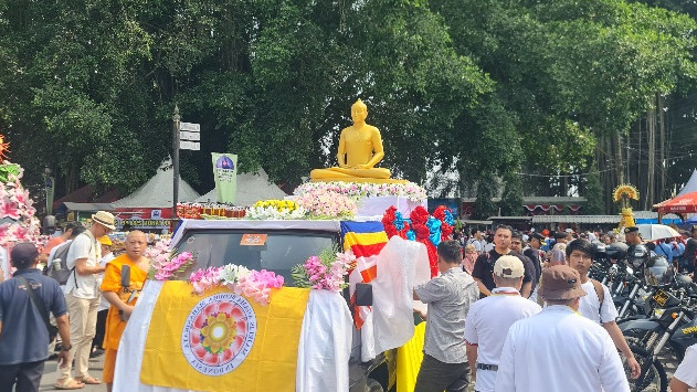 Ribuan Masyarakat Buddha Ikuti Pawai Prosesi Waisak 2568 BE di Borobudur