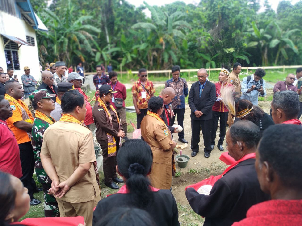 Danramil 1710-07/Mapurujaya Hadiri Peletakan Batu Pertama Pembangunan Gereja GPI Imanuel Mapurujaya Danramil 1710-07/Mapurujaya Hadiri Peletakan Batu Pertama Pembangunan Gereja GPI Imanuel Mapurujaya