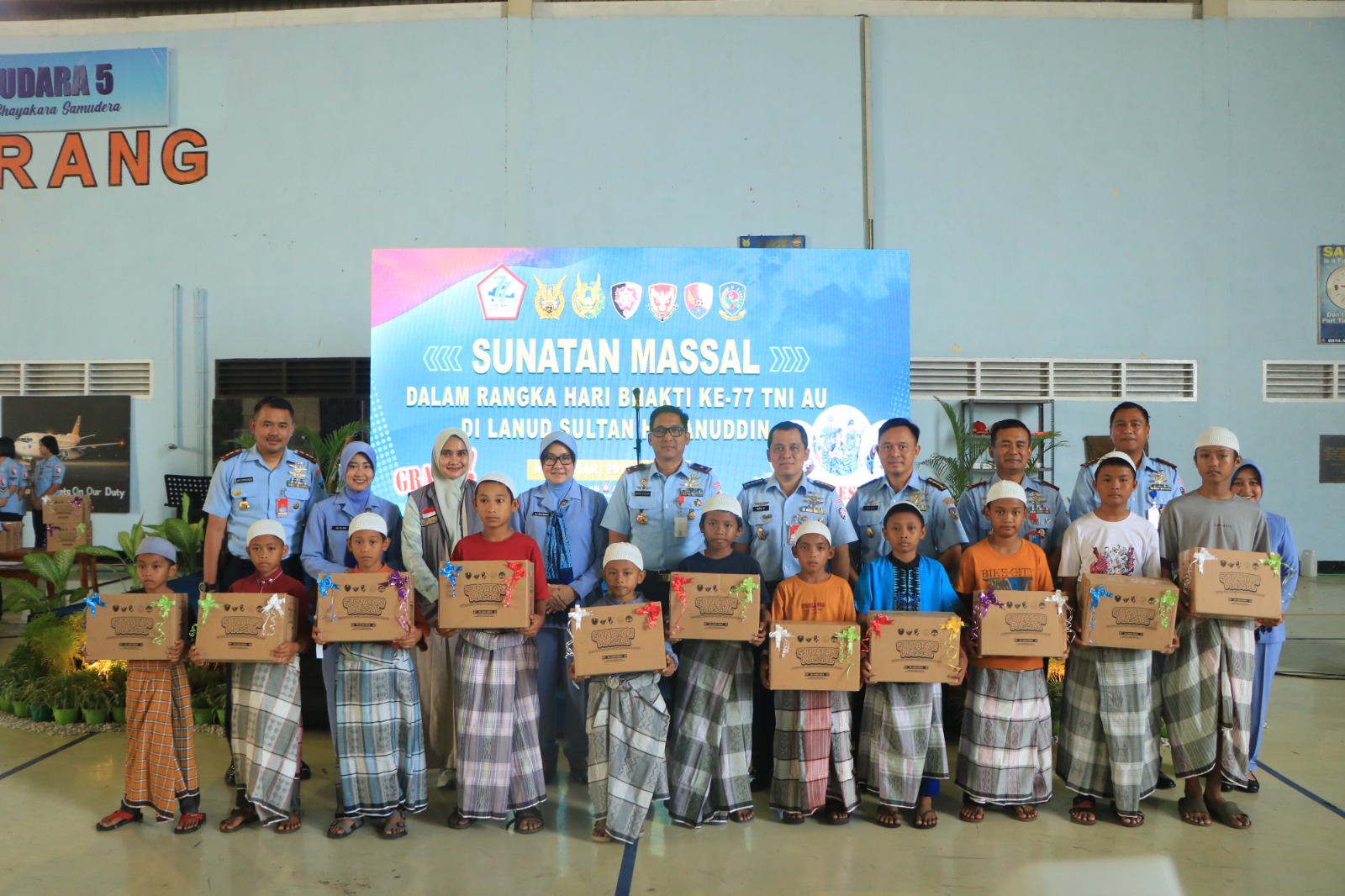 Dalam Rangka Hari Bakti Ke-77 TNI AU, Lanud Sultan Hasanuddin Gelar Sunatan Massal 1.000 Anak-Anak