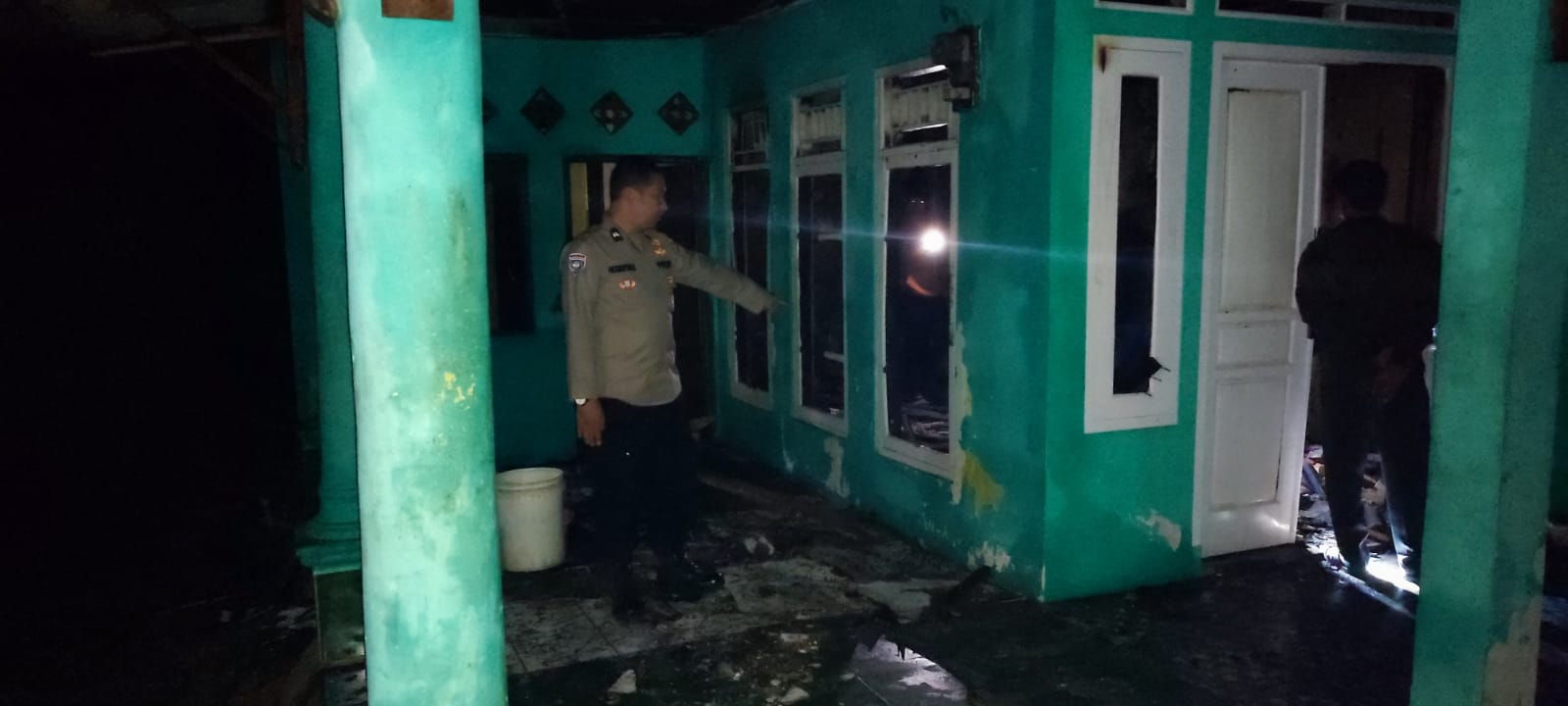 Polsek Leuwiliang Cek Lokasi TKP Kebakaran yang Diduga Konsleting Listrik