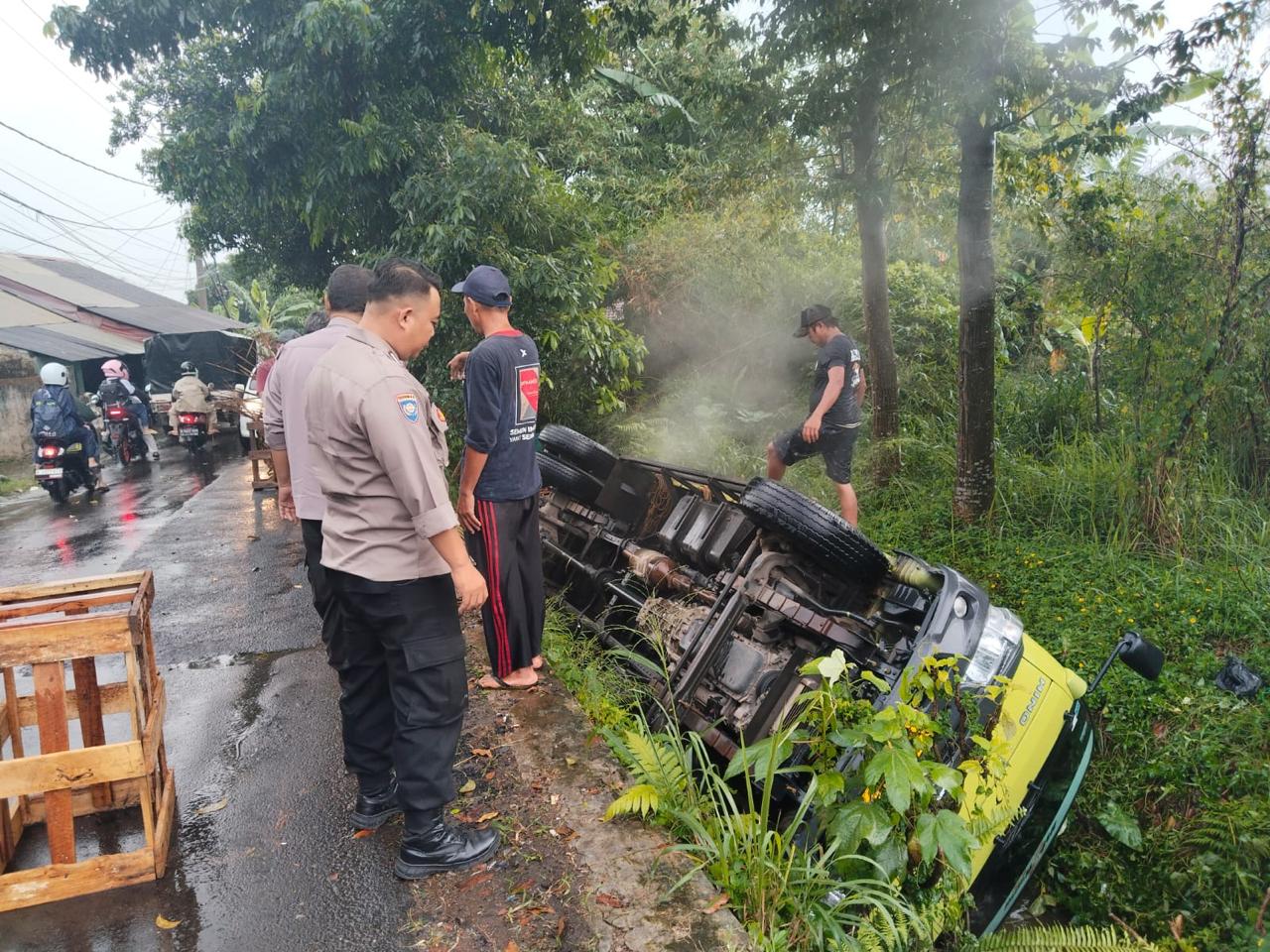 Polsek Cibungbulang bersama Unit Laka Lantas Olah TKP Tangani Kecelakaan Lalu Lintas Kendaraan Truk di Gunung Bunder Bogor
