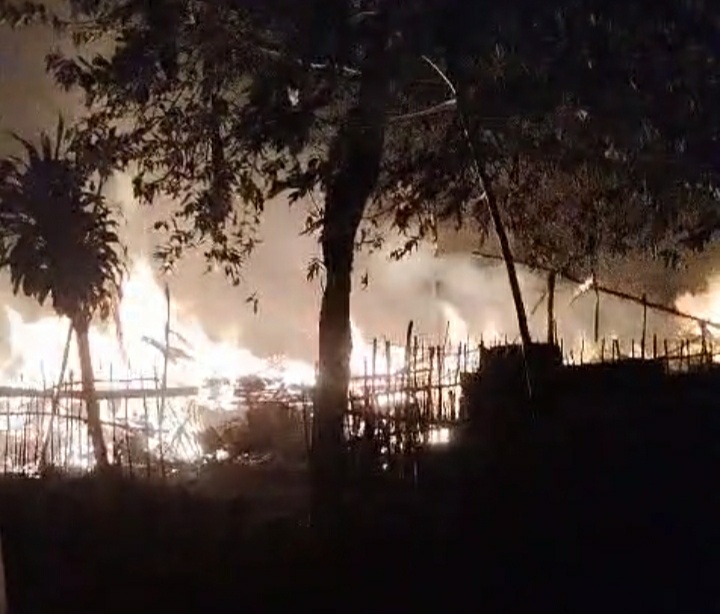 Di Duga Gara Gara Listrik, Dua Rumah Di Jampang Surade Ludes Di lahap Api.