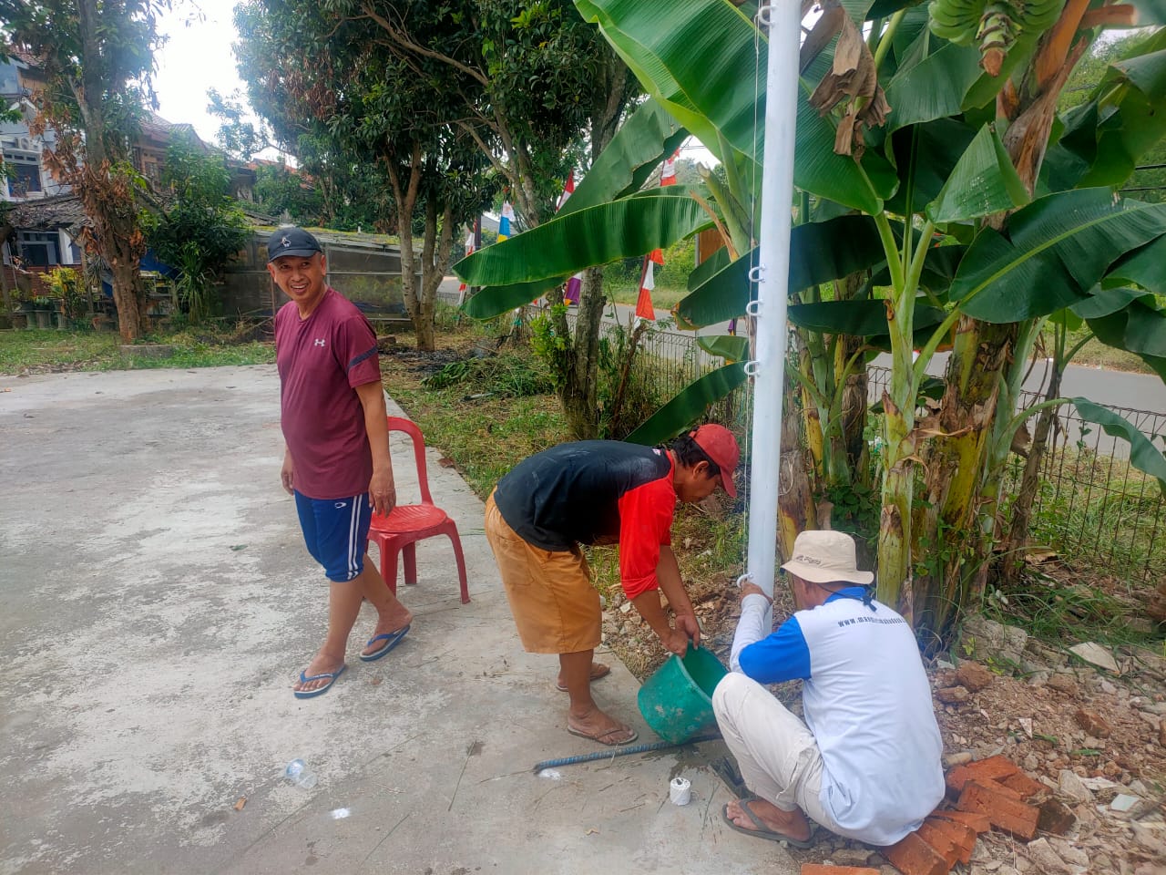 Dalam Rangka Memperingati HUT RI ke-79: Warga Perum Citra Gading Antusias Kerja Bhakti Pemasangan Umbul-umbul