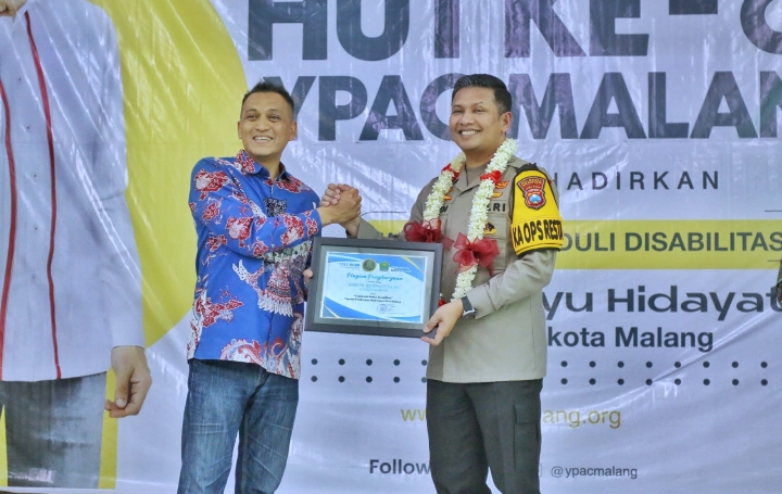 Pimpinan YPAC Memberikan Penghargaan Secara Simbolis Langsung Ke Pada Kapolresta Malang