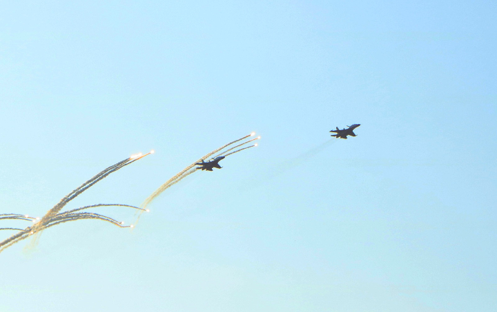 Jet Tempur Sukhoi SU-30 MK2, Pesawat Hercules C-130 Dan Boeing 737-200 Berhasil Memukau Ribuan Pengunjung Pada Pembukaan Makassar International Eight Festival And Forum Jet Tempur Sukhoi SU-30 MK2, Pesawat Hercules C-130 Dan Boeing 737-200 Berhasil Memukau Ribuan Pengunjung Pada Pembukaan Makassar International Eight Festival And Forum