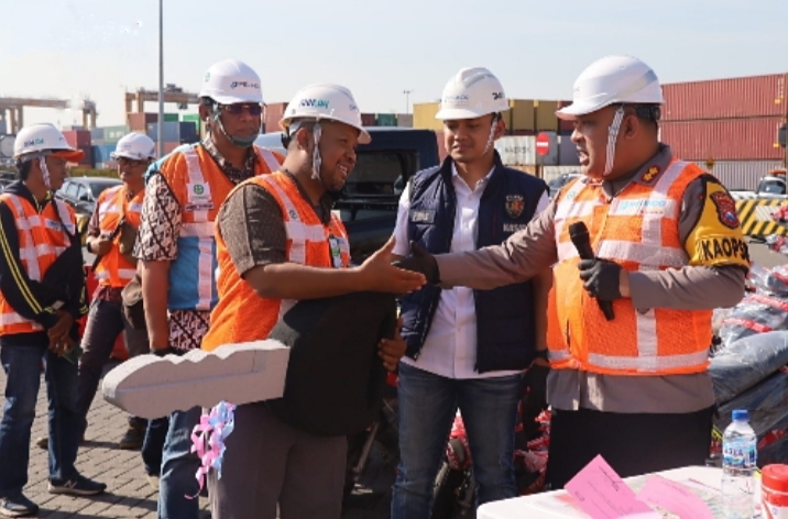 Polres Tanjung Perak Menggagalkan Penyeludupan Dua Unit Mobil dan 34 unit sepeda Motor Lintas Luar Jawa Polres Tanjung Perak Menggagalkan Penyeludupan Dua Unit Mobil dan 34 unit sepeda Motor Lintas Luar Jawa