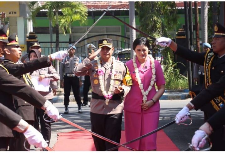 Sambutan Kapolres Sampang Yang Baru Dengan Upacara Pedang Pora