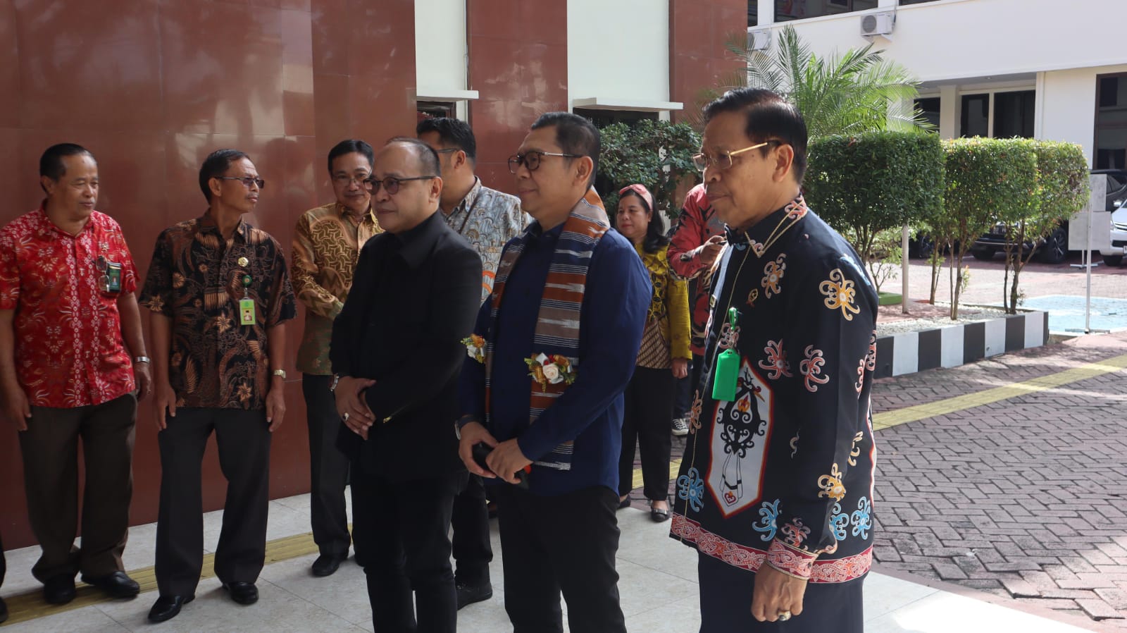 WAKIL KETUA KOMISI III DPR RI LAKUKAN KUNJUNGAN KERJA KE PENGADILAN TINGGI MAKASSAR WAKIL KETUA KOMISI III DPR RI LAKUKAN KUNJUNGAN KERJA KE PENGADILAN TINGGI MAKASSAR