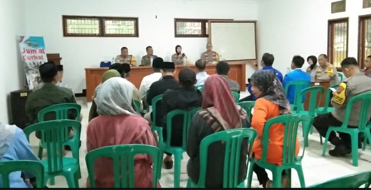 Jum'at Curhat Kapolres Kota sukabumi, AKBP Rita Suwadi Gelar Baksos Bagi -bagi Sembako Jum'at Curhat Kapolres Kota sukabumi, AKBP Rita Suwadi Gelar Baksos Bagi -bagi Sembako