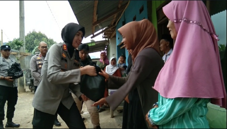 Jum'at Curhat Kapolres Kota sukabumi, AKBP Rita Suwadi Gelar Baksos Bagi -bagi Sembako