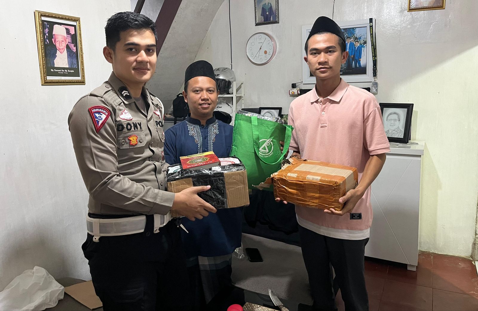 Sedekah Puluhan Al-Quran dan Alat Solat di Pengajian Cibadak, Briptu Dony Sisihkan Hasil Gajihnya