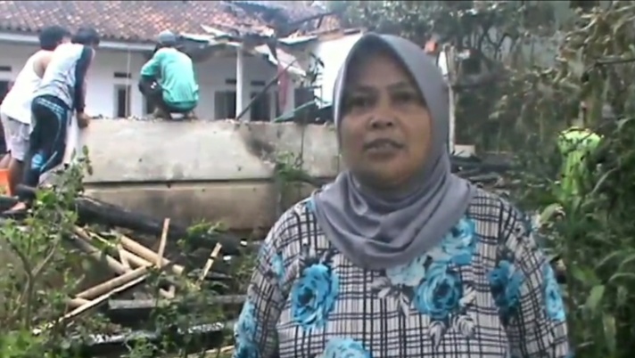 Di Duga Karna Konsleting Listrik Api Melahap Tiga Rumah Di Desa Sukamanis Kadudampit Di Duga Karna Konsleting Listrik Api Melahap Tiga Rumah Di Desa Sukamanis Kadudampit