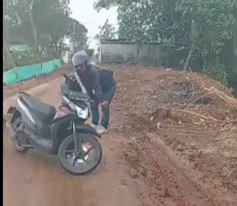 Diduga Akibat Tanah Merah yang Berserakan, Seorang Warga Terjatuh Karena Jalan Licin Diduga Akibat Tanah Merah yang Berserakan, Seorang Warga Terjatuh Karena Jalan Licin