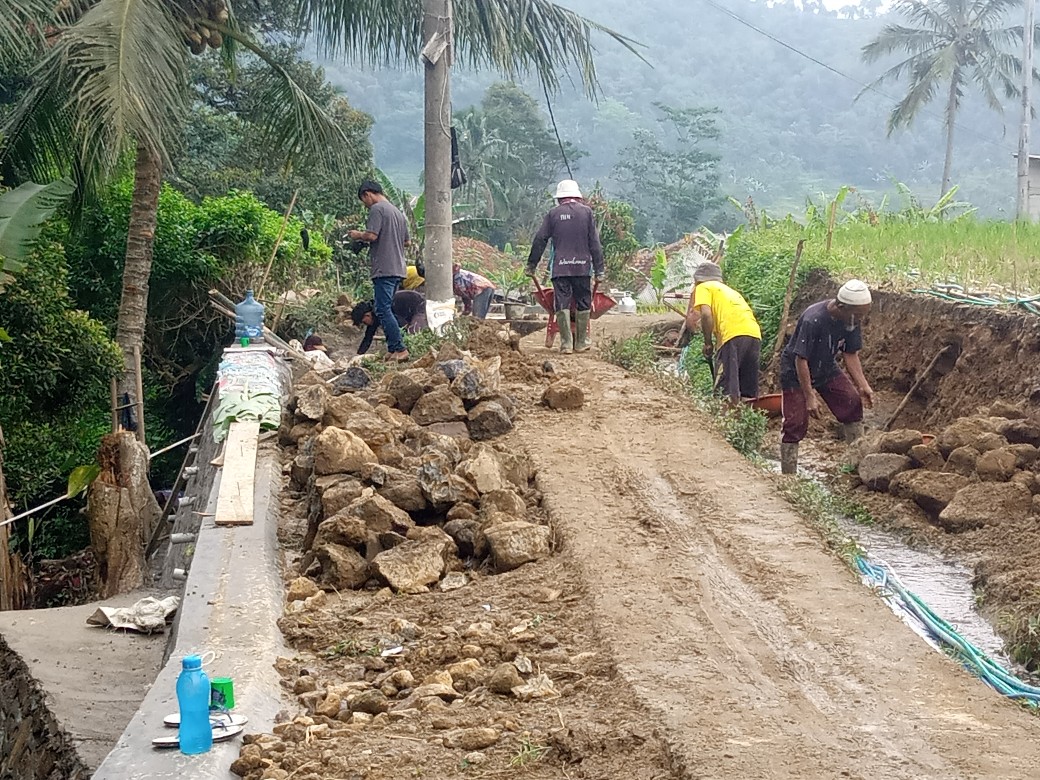 Guna Meningkatan Perekonomian Warga, Pemdes Purwabakti Buka Jalan Desa dan Kelengkapannya