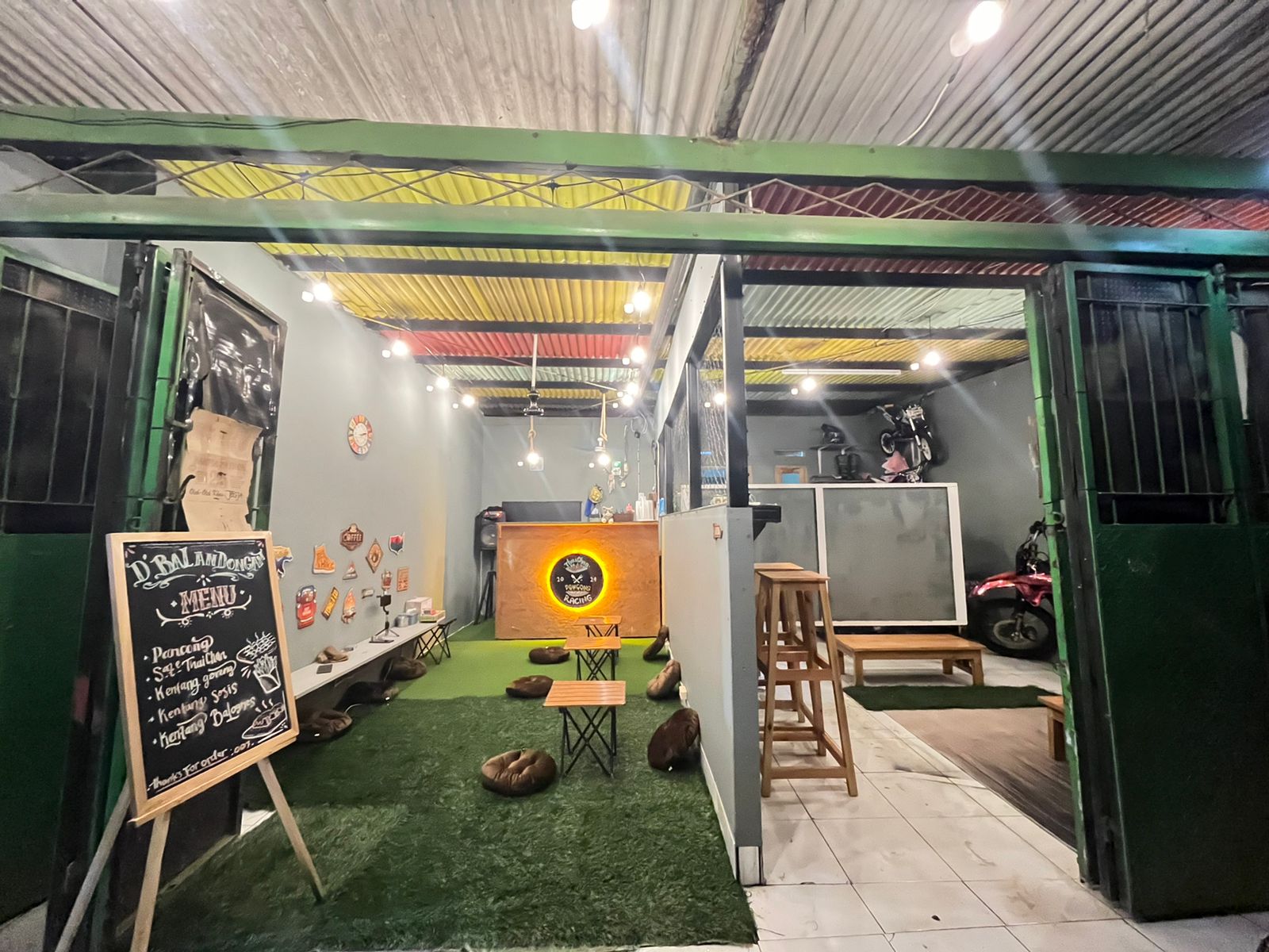 Kafe D'Balandongan: Tempat Nongkrong Asik dan Ramah di Jalan Loji, Bekasi