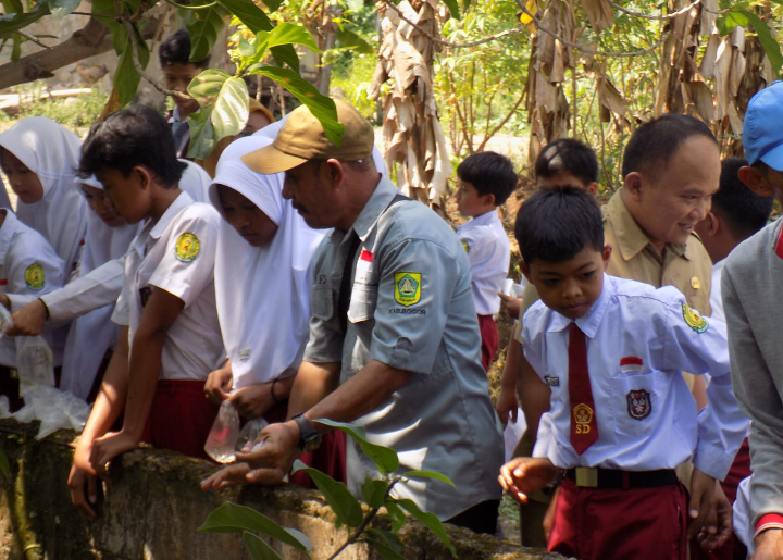 Siswa Siswi Meriahkan Kegiatan Tabur Benih Ikan di Desa Ciasmara