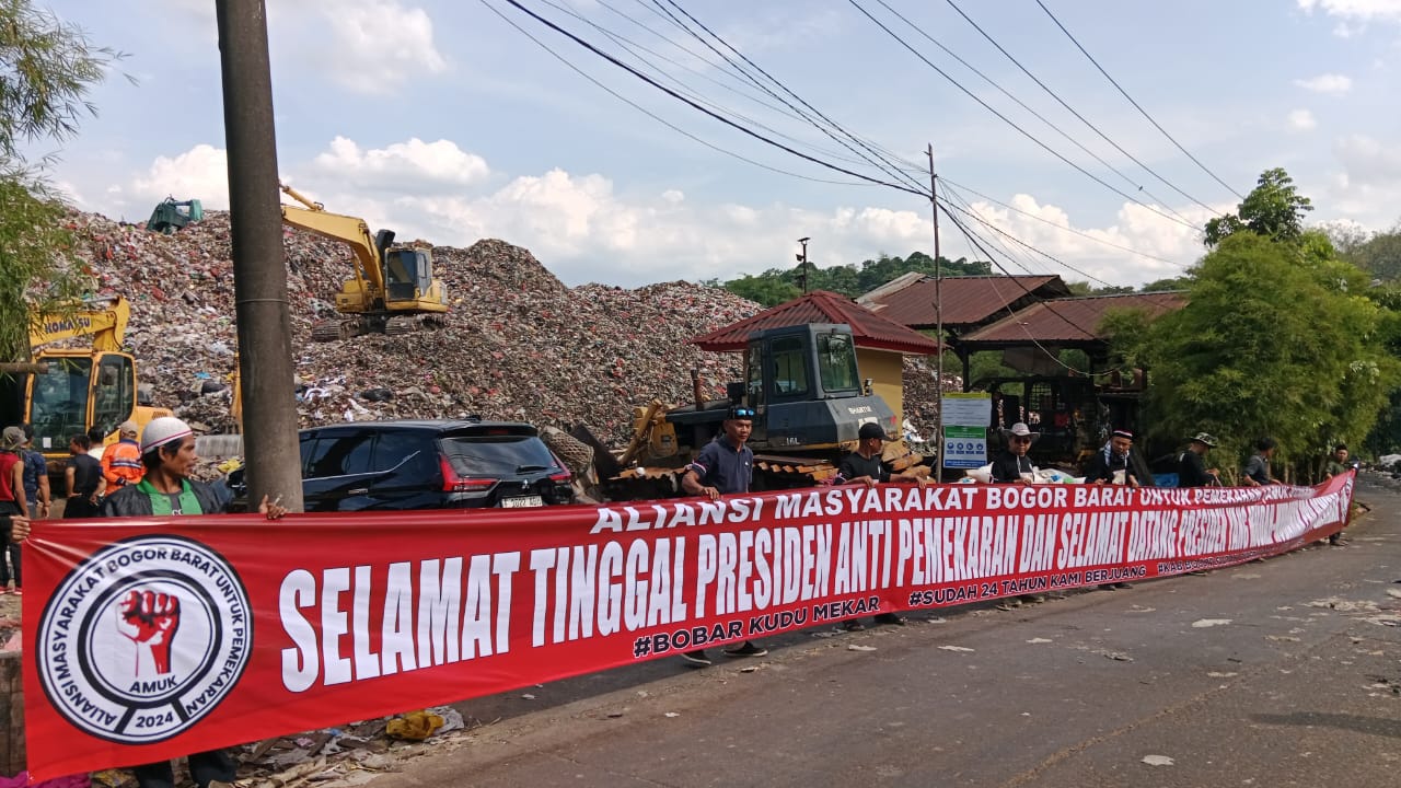 AMUK Gelar Aksi Pemasangan Spanduk di TPA Galuga