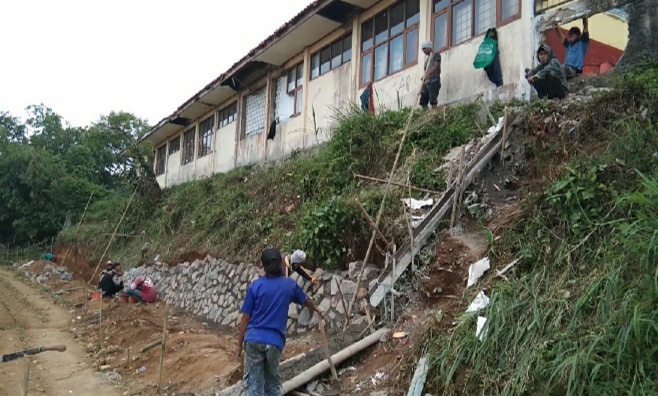 Proyek Pekerjaan Talud Milik Dinas Pendidikan Kabupaten Sukabumi Di Kadudampit Lalai