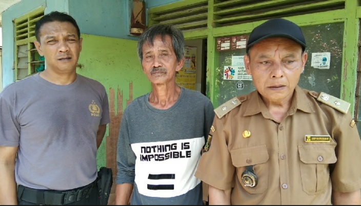 Sebuah Pohon Tumbang Timpa Rumah Warga Di Jln Situgunung Kadudampit Sukabumi Sebuah Pohon Tumbang Timpa Rumah Warga Di Jln Situgunung Kadudampit Sukabumi