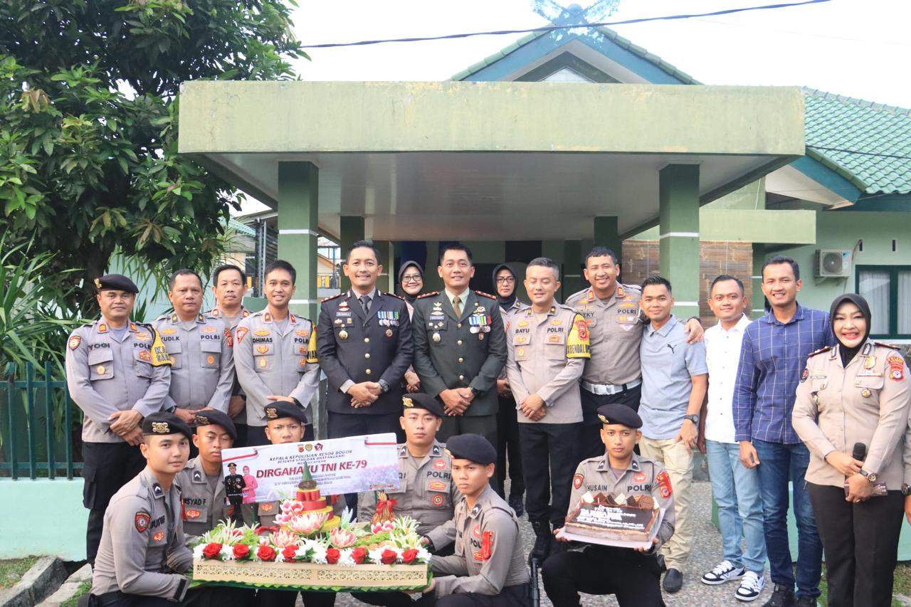 HUT TNI Ke 79, Dandim 0621 Dapat Kejutan dari Kapolres dan Jajarannya HUT TNI Ke 79, Dandim 0621 Dapat Kejutan dari Kapolres dan Jajarannya