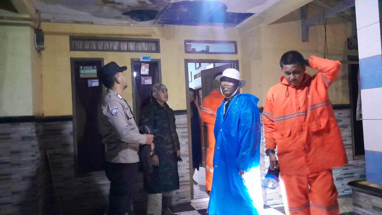 Polsek Cibungbulang Bersama Instansi Terkait Tinjau Lokasi Rumah Warga yang Rusak di Gunung Picung Akibat Bencana Alam Polsek Cibungbulang Bersama Instansi Terkait Tinjau Lokasi Rumah Warga yang Rusak di Gunung Picung Akibat Bencana Alam