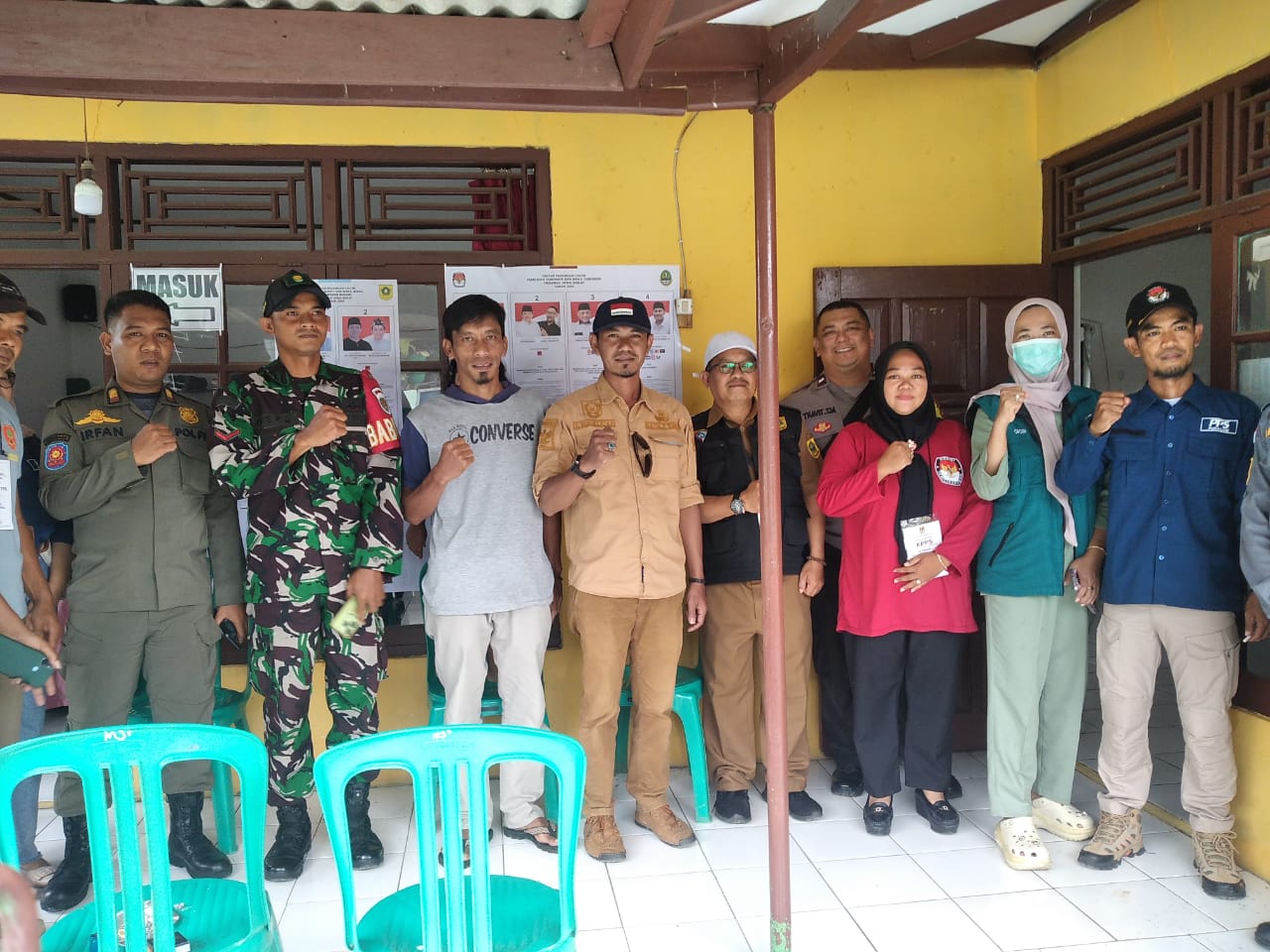 IMG-20241127-WA0109 Usai Berikan Hak Suara, Kades Purasari Langsung Tinjau Pelaksanaan Pencoblosan di Wilayahnya