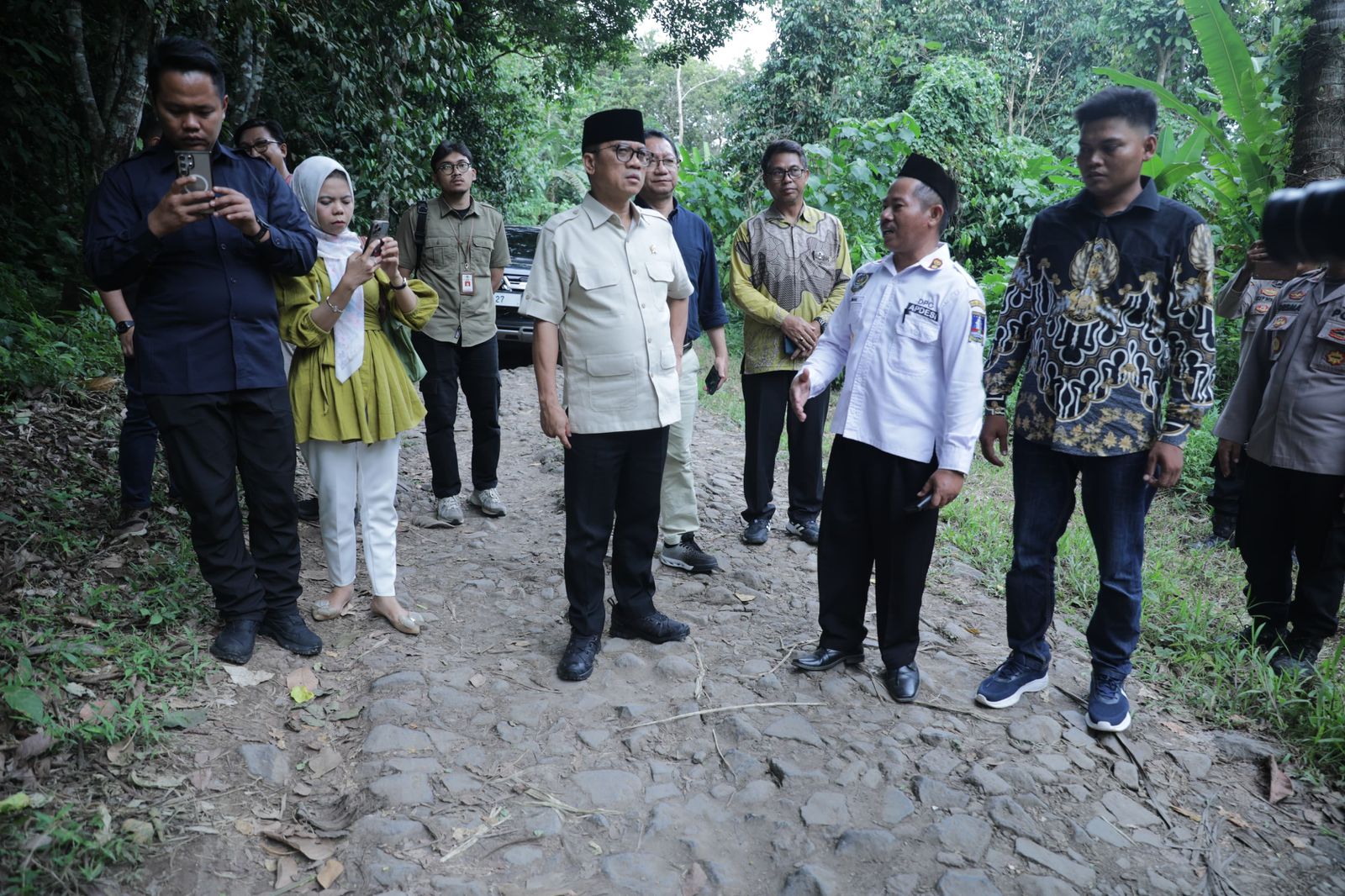 Kaget Lihat Jalan Menuju Cikedung Rusak Parah, Mendes Yandri Hubungi Menteri PU Kaget Lihat Jalan Menuju Cikedung Rusak Parah, Mendes Yandri Hubungi Menteri PU