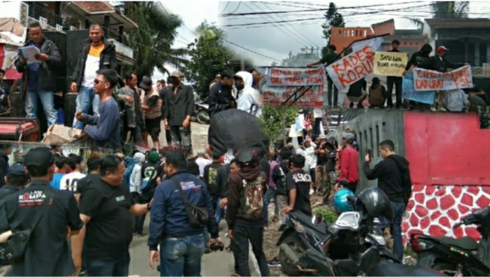 Tuntut Keterbukaan, Warga Desa Cipetir Kecamatan Kadudampit Gruduk Kantor Desa