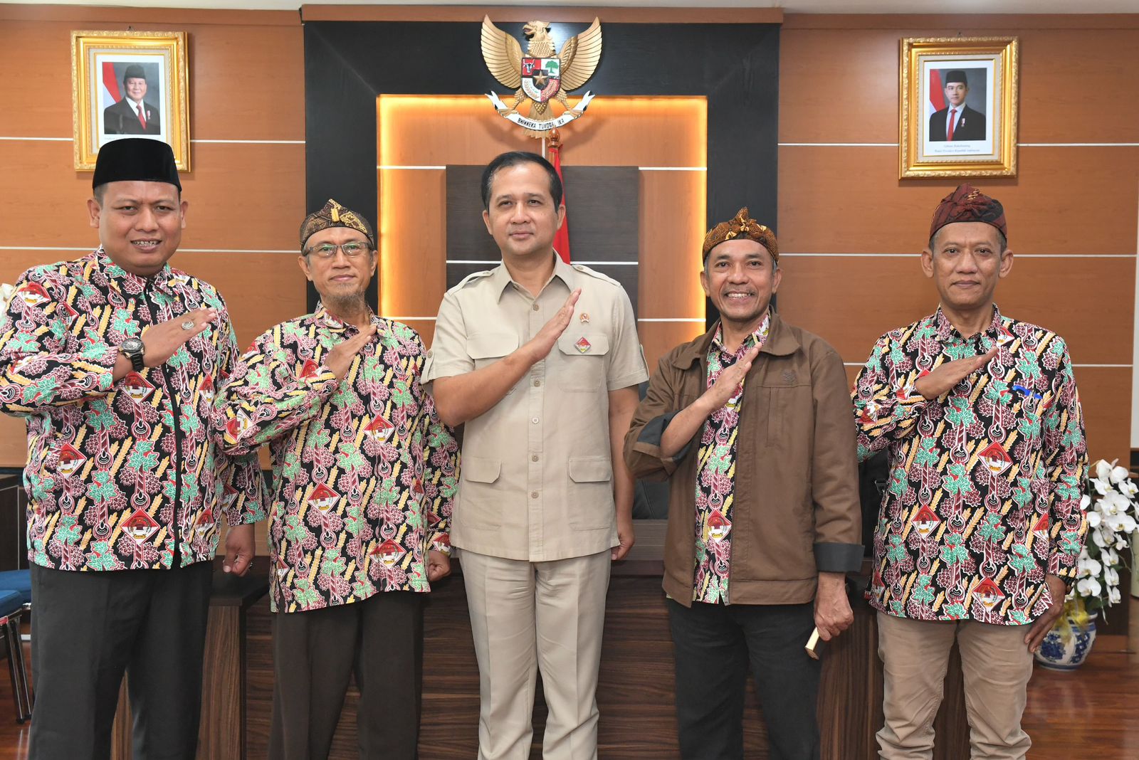 Terima Pin PATRI, Menteri Transmigrasi Ajak Keluarga Besar Transmigran Sukseskan Program-program Kementerian