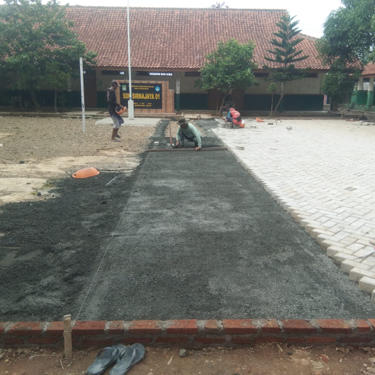 Diduga Pengawas Tutup Mata Seolah ada Unsur Kesengajaan, Spanduk Dipasang Sementara Pekerja Tidak Dilengkapi K3