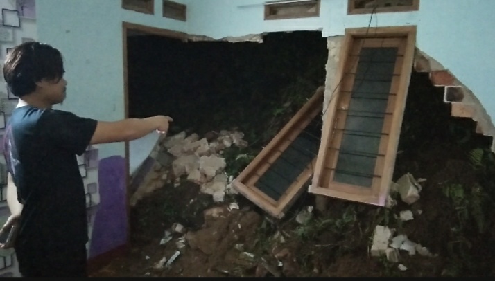 Satu Rumah Di Kecamatan Kadudampit Hancur Di Terjang Longsor, Dua Terdampak
