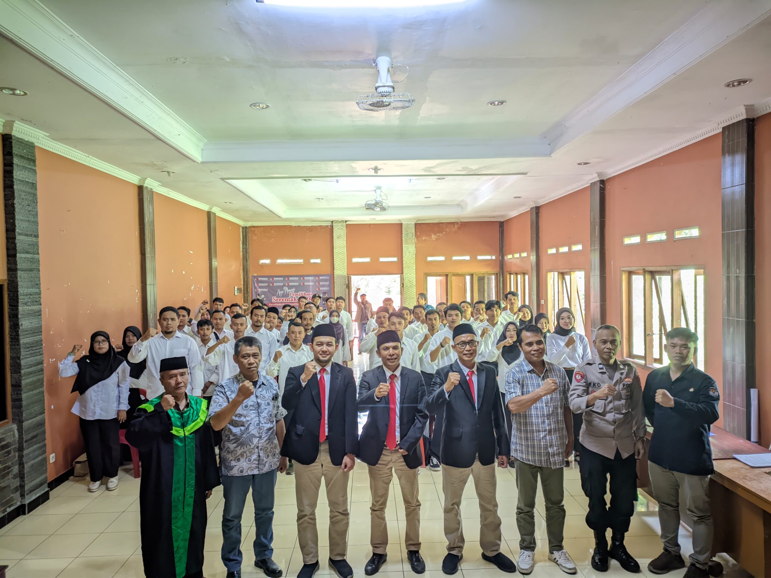 Panwascam Kadudampit Lantik 102 Anggota Pengawas Tempat Pemungutan Suara ( PTPS )